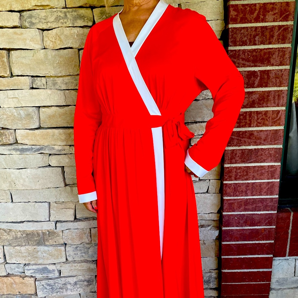 Vintage Coral Robe. JC Penny Brand. Front tie with Ivory Trim. Size Medium.